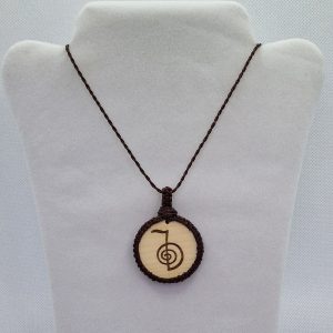 Makrame ogrlica s poljubnim Reiki lesenim obeskom